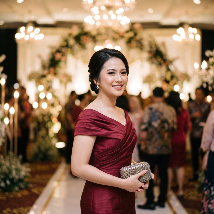 Pelanggan memakai Scarlet Evening Gown di resepsi
